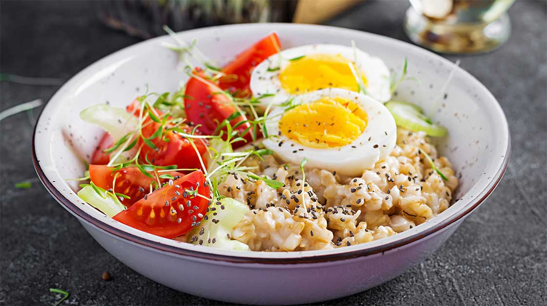 Bữa sáng giảm cân với cháo yến mạch nguyên hạt và trứng luộc