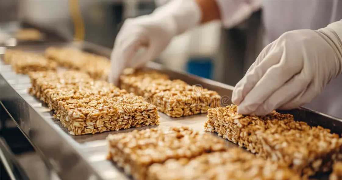 Cận cảnh granola công nghiệp chứa nhiều phụ gia