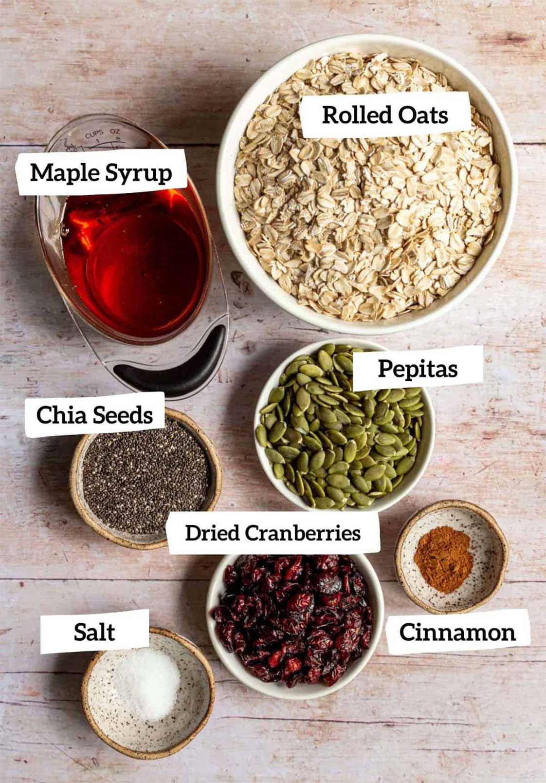 Thành phần chính của granola: yến mạch, hạt hạnh nhân, mật ong và nho khô...