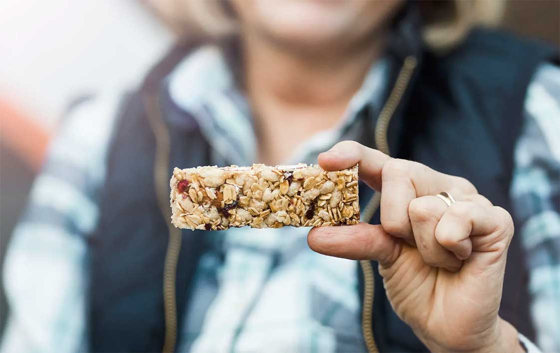 So sánh granola công nghiệp và granola nguyên chất thủ công