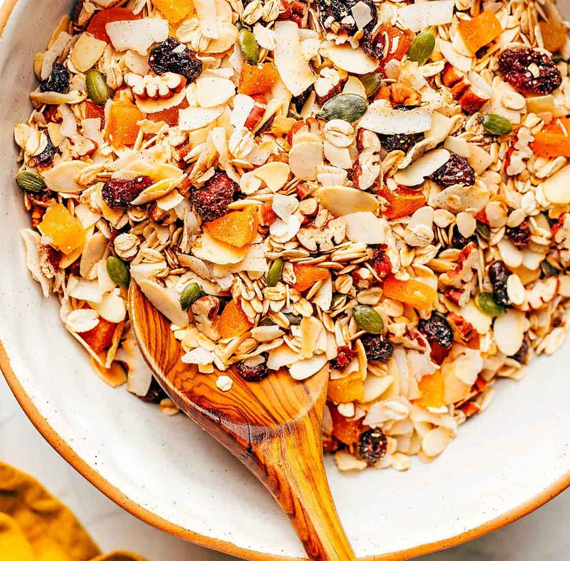 Không giống như granola, muesli không được nướng, thường được dùng bằng cách ngâm qua đêm