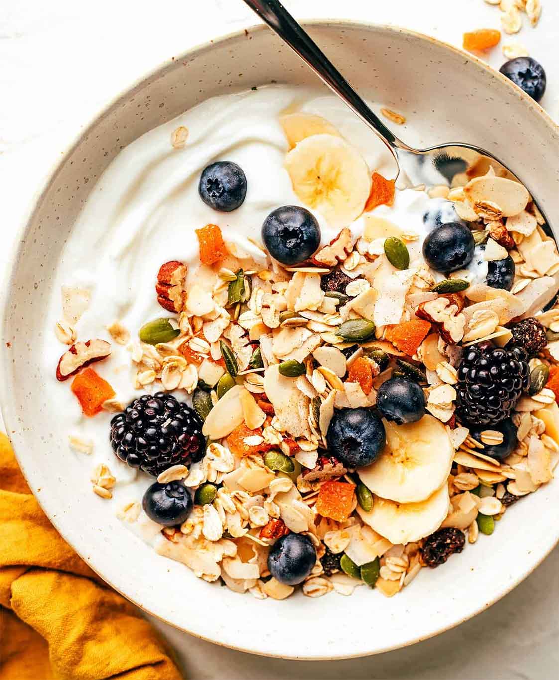 có thể kết hợp muesli và granola lại để thành món oatmeal ngon