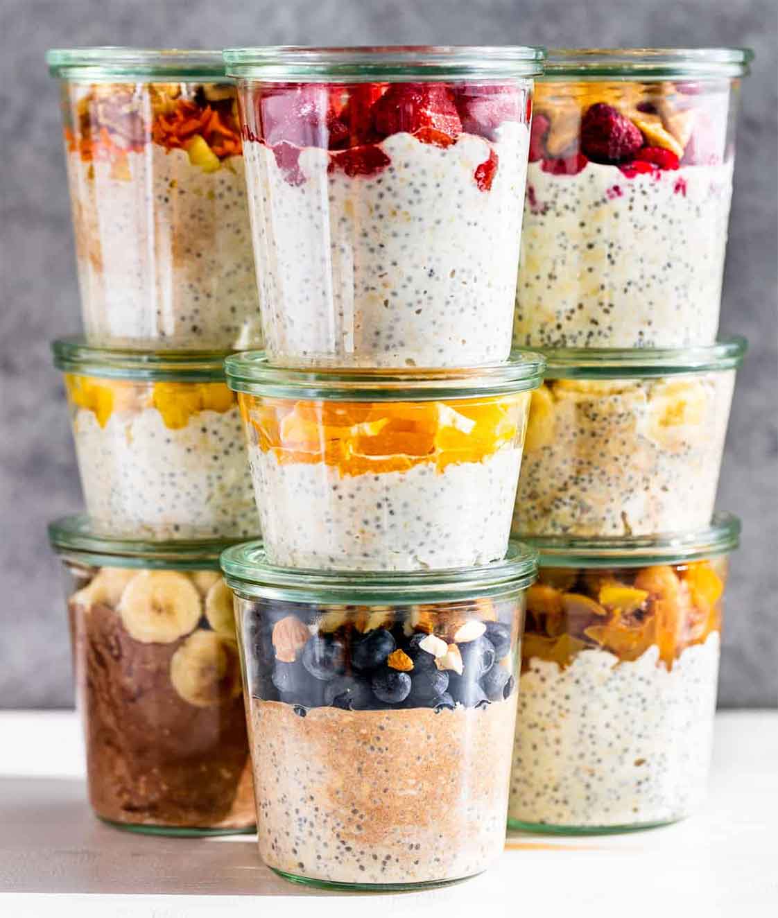 Yến mạch nguyên hạt đã nấu chín được chia khẩu phần trong hũ thủy tinh