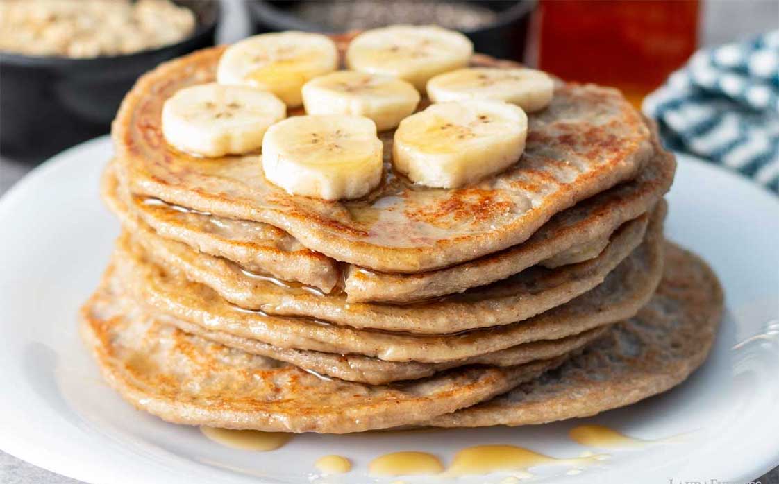 Pancake làm từ yến mạch nguyên hạt và chuối chín thơm ngon