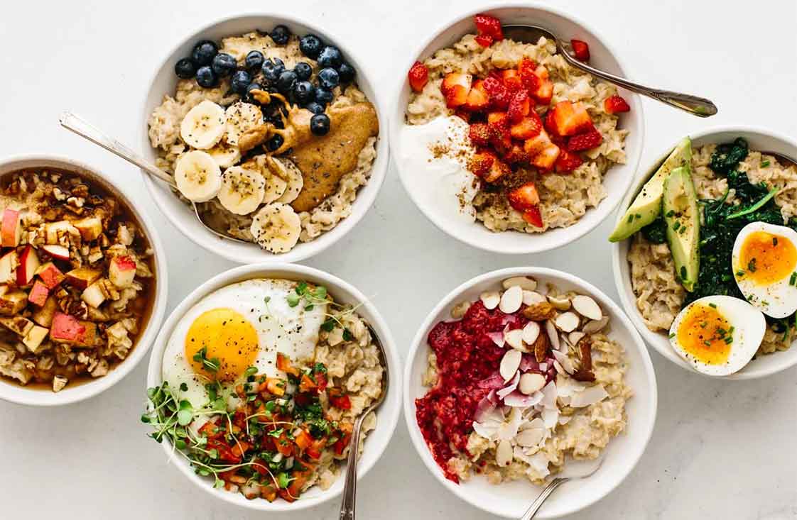 các món ăn (oatmeal) được nấu từ yến mạch cán vỡ, thơm ngon và tốt cho sức khỏe