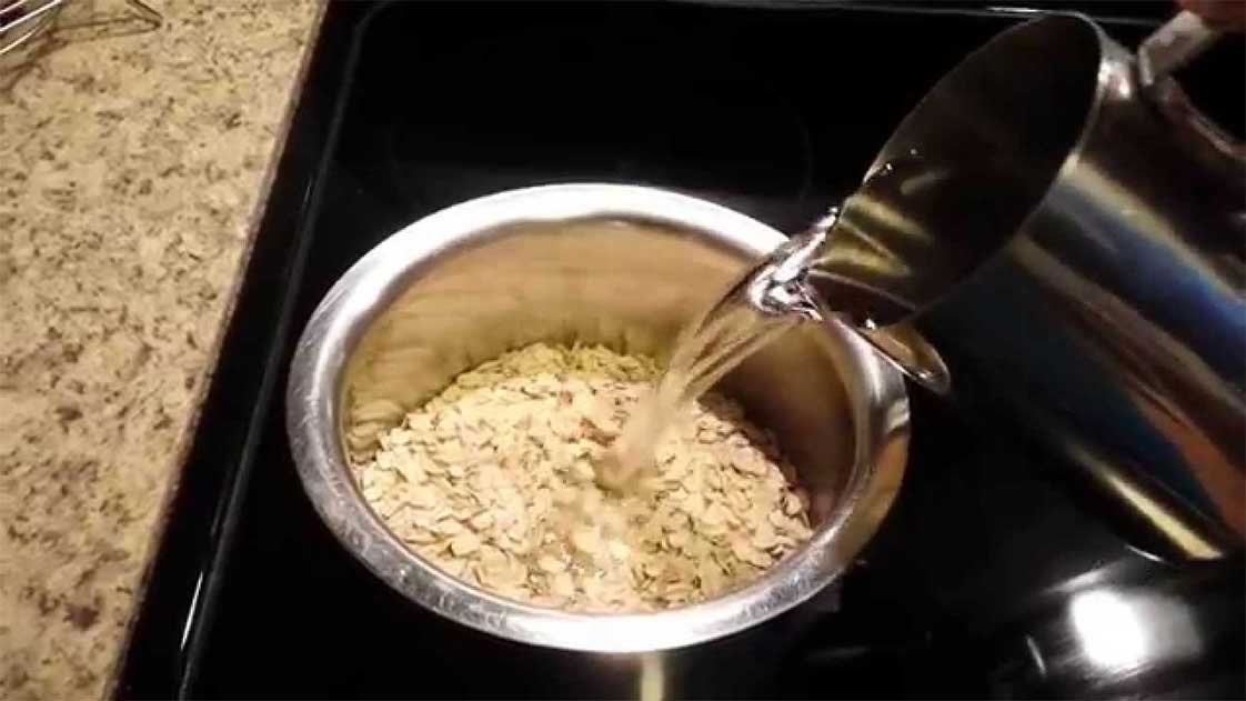Kiểm tra yến mạch nguyên chất bằng cách ngâm trong nước ấm 10 phút