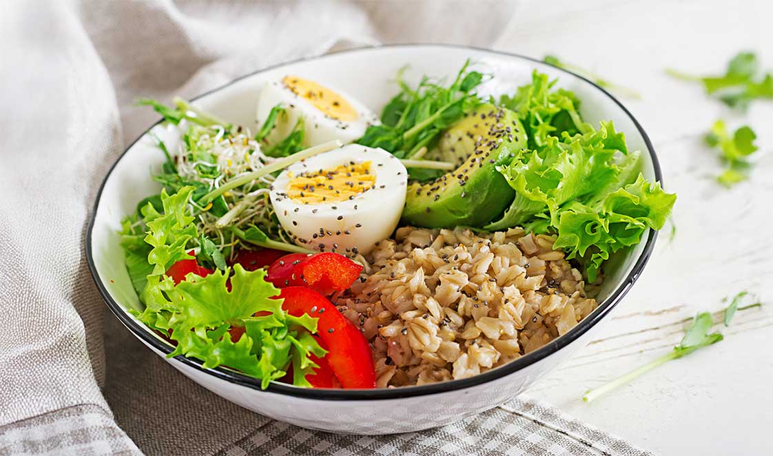 Yến mạch trộn rau củ và trứng luộc