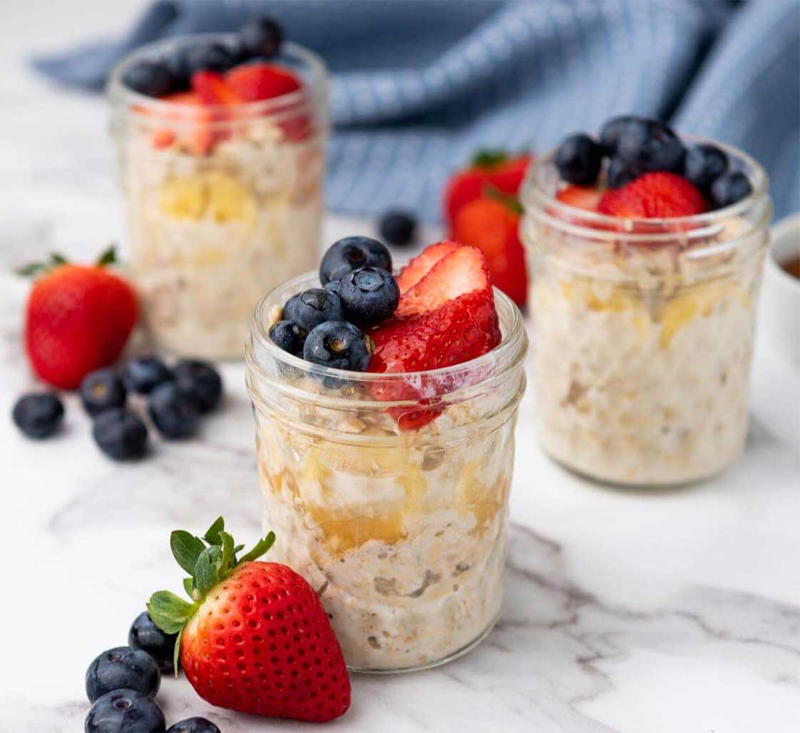 Bữa sáng healthy với yến mạch không gluten và trái cây tươi