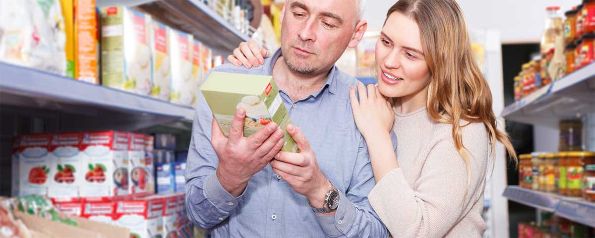 Người tiêu dùng chọn yến mạch có chứng nhận không gluten tại siêu thị